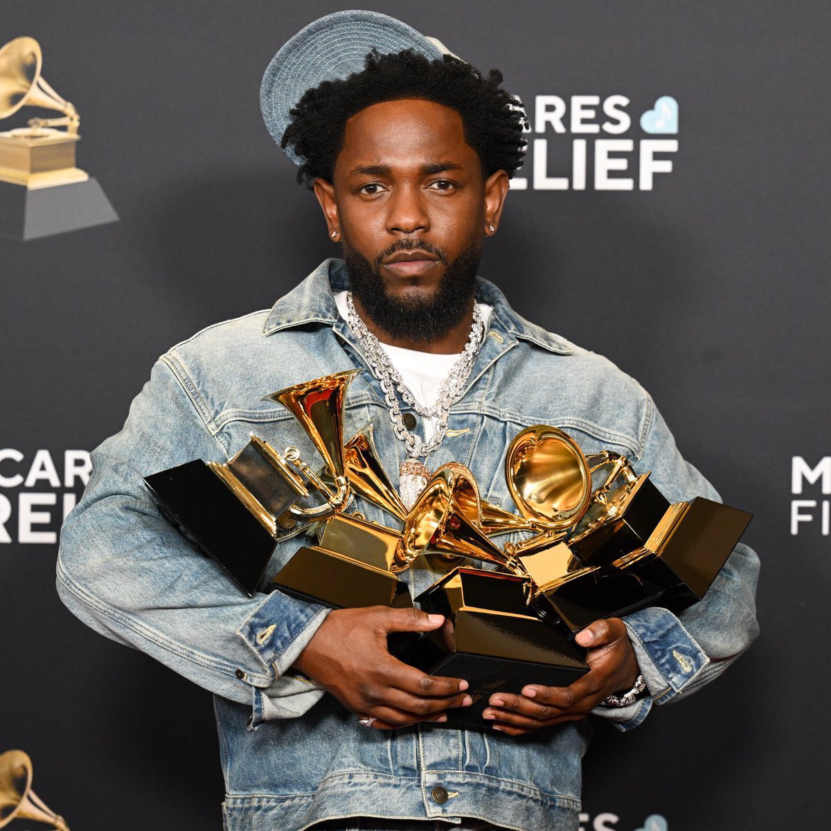 #GRAMMY Kendrick Lamar made history at the 2026 #GRAMMYs , becoming the most-awarded Rapper with 27 wins, surpassing Jay-Z's record of 25. https://t.co/5CxkyAERL8 - cbs