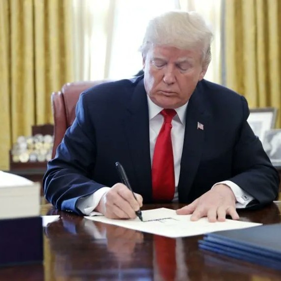 The Trump administration is scaling back on its crackdown on asylum, now allowing immigrants from several countries to apply for asylum in the U.S. https://t.co/x5uc1wIMge https://t.co/UdanRe7vi4 - X / rifnoteng